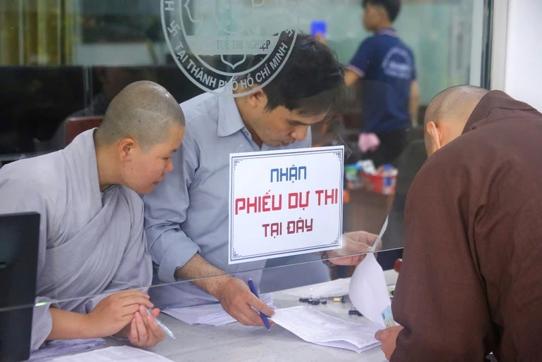 Thí sinh tham dự kỳ thi tuyển sinh cử nhân Phật học khóa XX - Học viện Phật giáo VN tại TP.HCM