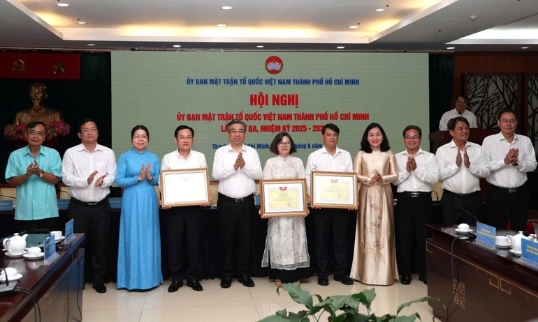 Ủy ban Trung ương MTTQVN tặng Bằng khen đến tập thể và cá nhân có thành tích xuất sắc trong công tác - Ảnh: Ngô Tùng