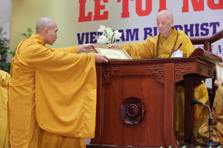 Đại lão Hòa thượng Viện trưởng trao Giấy khen đến các học viên tại Lễ tốt nghiệp năm 2025 - Ảnh: Nhân Hòa