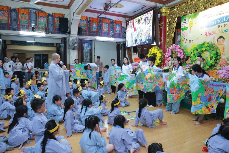 Ni sư trụ trì Huệ Đức trực tiếp tương tác, đồng hành cùng các bé trong ngày tu tập