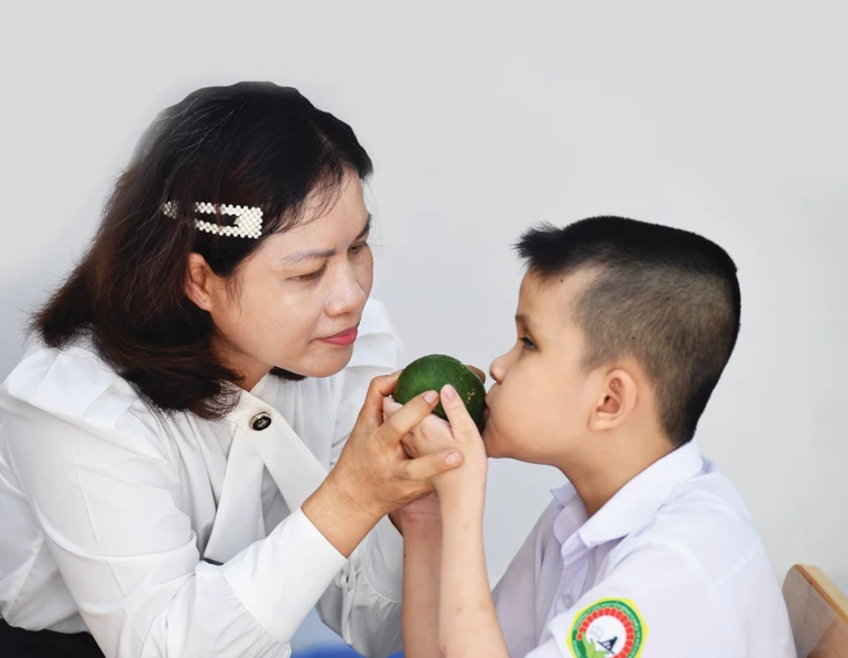 Trên bục giảng tại mái trường Nguyễn Đình Chiểu, cô Thúy Hằng dạy các em khiếm thị với tất cả tình yêu thương và lòng yêu nghề sâu sắc
