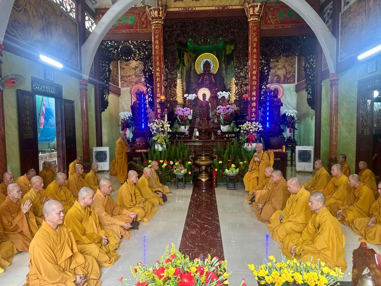 Trang nghiêm Lễ Bố-tát tại chùa Giác Uyển