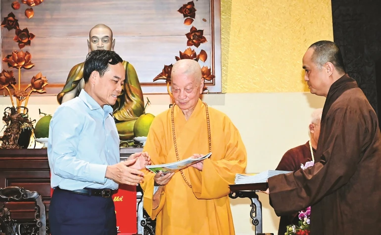 Đức Pháp chủ GHPGVN tặng ấn phẩm tuần báo Giác Ngộ đến Bí thư Thành ủy TP.HCM Trần Lưu Quang - Ảnh: Việt Dũng