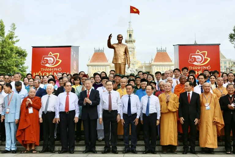 Tổng Bí thư, Chủ tịch nước Tô Lâm cùng các lãnh đạo, nguyên lãnh đạo Đảng, Nhà nước chụp ảnh kỷ niệm trước Tượng đài Chủ tịch Hồ Chí Minh - Ảnh: Châu Tuấn