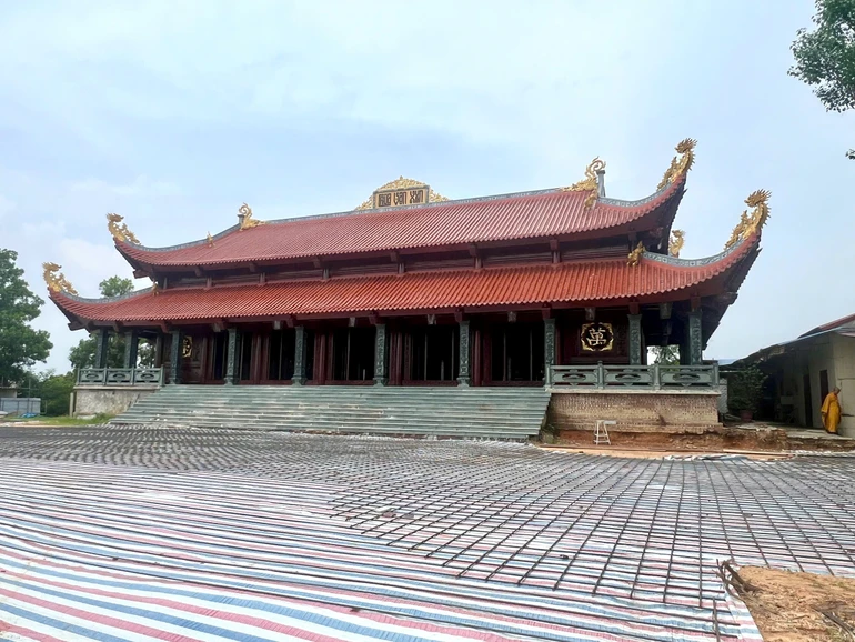 Công trình trùng tu chùa Hương Ấp (Vạn Xuân tự) đang được tiến hành