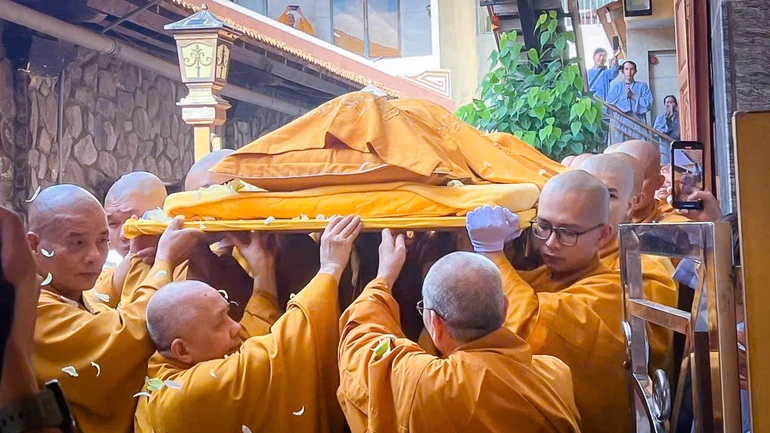 Môn đồ pháp quyến cung thỉnh nhục thân cố Trưởng lão Hòa thượng tân viên tịch rời phương trượng nhập kim quan 