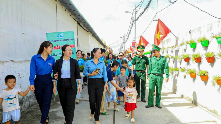 Tuyến đường cờ hoa tại hẻm 96 (P.Phú Thuận)