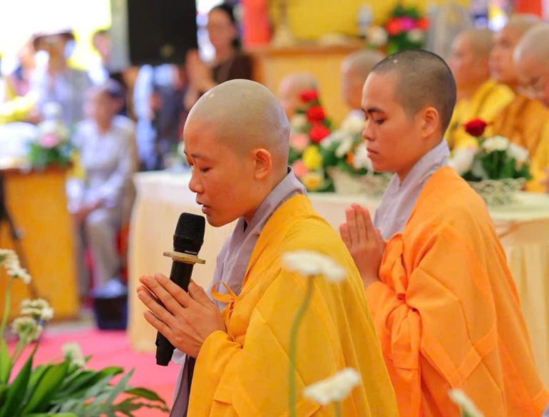 Sư cô Thích nữ Thuần Niệm, tân trụ trì chùa Thi Ông dâng lời phát nguyện