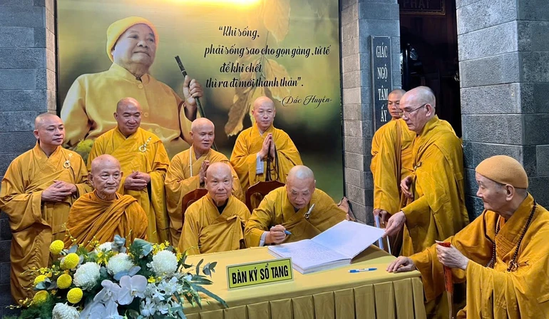 Chư tôn giáo phẩm Hội đồng Chứng minh, Hội đồng Trị sự viếng tang Trưởng lão Hòa thượng Thích Phước Tú - Ảnh: Quảng Thông