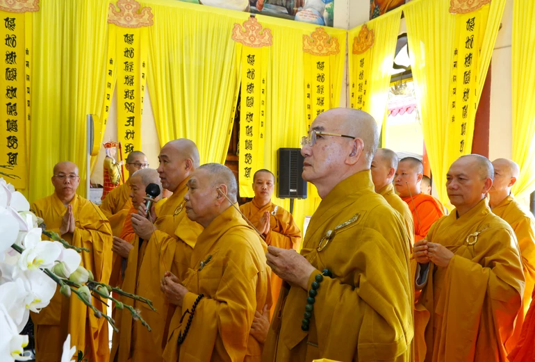 Chư tôn giáo phẩm Hội đồng Trị sự viếng tang Hòa thượng Thích Phước Lợi