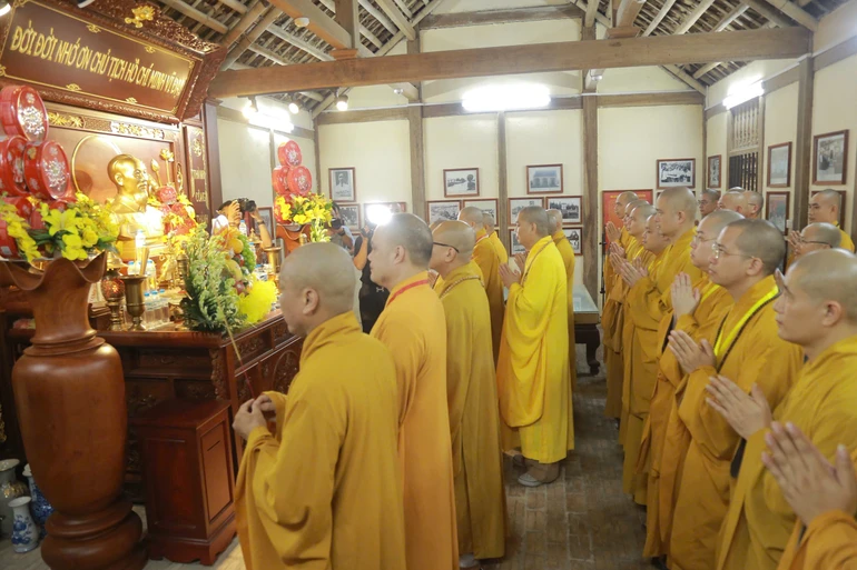 Chư tôn đức Ban Trị sự GHPGVN tỉnh Hưng Yên dâng hương tưởng niệm Chủ tịch Hồ Chí Minh - vị lãnh tụ vĩ đại của dân tộc Việt Nam