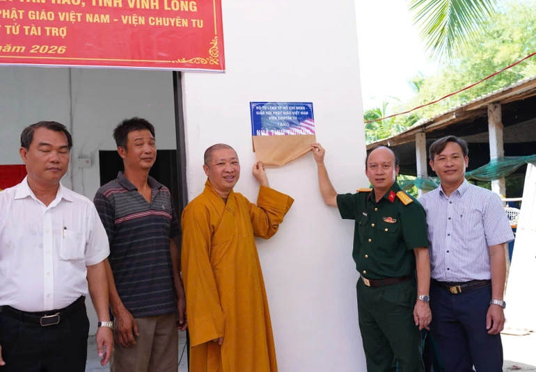 Ban Trị sự GHPGVN TP.HCM, Bộ Tư lệnh TP.HCM và Viện Chuyên Tu trao tặng nhà tình thương tại Vĩnh Long - Ảnh: Minh Tùng