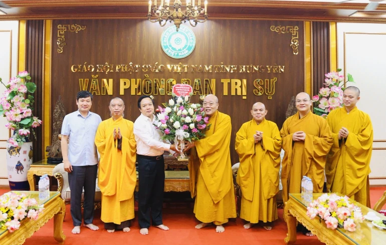 Đoàn lãnh đạo tỉnh Hưng Yên thăm, chúc mừng tân Ban Trị sự GHPGVN tỉnh, sau thành công đại hội