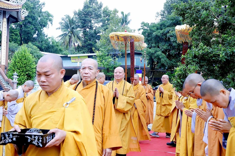 Chư tôn đức Ban Thường trực Ban Trị sự GHPGVN TP.HCM thăm, sách tấn hành giả an cư khu vực Bình Dương tại trường hạ tổ đình Hội Khánh (P.Thủ Dầu Một, TP.HCM)