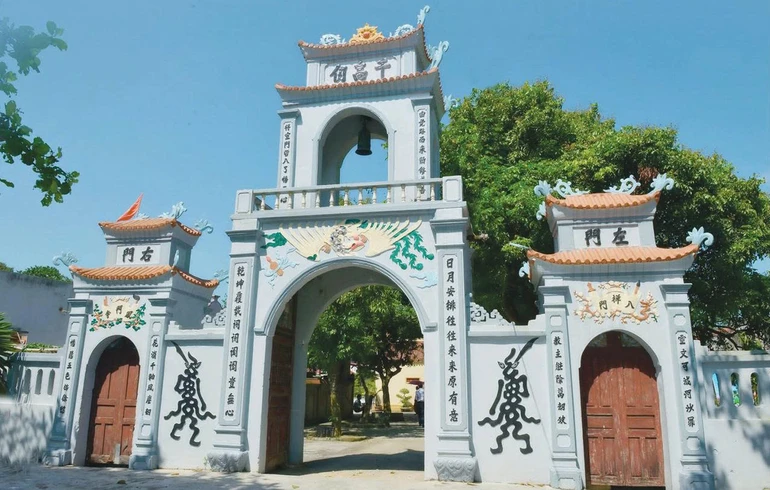 Tam quan chùa Phượng Ban