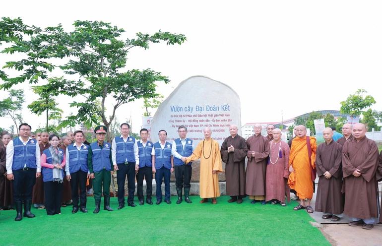 Đức Pháp chủ GHPGVN, chư tôn đức, lãnh đạo TP.HCM và các đại biểu bên bia đá lưu niệm công trình "Vườn cây Đại đoàn kết" - Ảnh: Trung Thắng