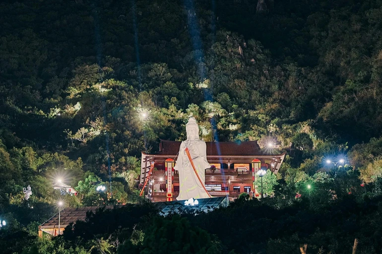 Đại tượng Bồ-tát Quán Thế Âm 