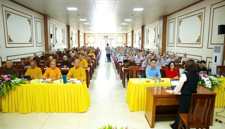 Tăng Ni trường hạ Trung tâm Phật giáo Hùng Vương lắng nghe phổ biến về Luật Tín ngưỡng, tôn giáo
