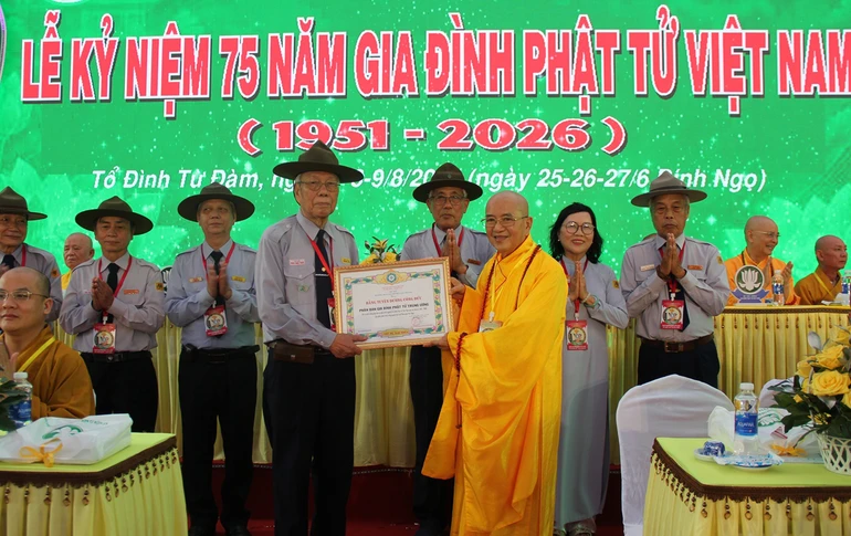 Hòa thượng Thích Khế Chơn trao Bằng tuyên dương công đức của Trung ương Giáo hội đến tập thể Phân ban Gia đình Phật tử Việt Nam