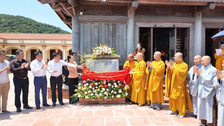 Gắn biển công trình chùa Trúc Lâm đảo Trần