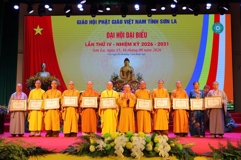 Trao Bằng tuyên dương công đức đến 14 tập thể và 31 cá nhân có nhiều thành tích xuất sắc trong công tác Phật sự, nhiệm kỳ 2022-2027