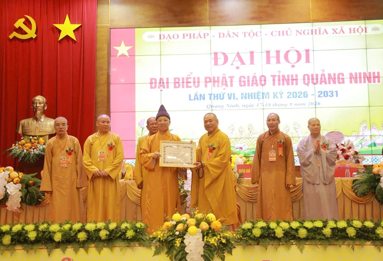 Trưởng lão Hòa thượng Thích Thiện Pháp trao Bằng tuyên dương công đức đến Hòa thượng Thích Thanh Quyết