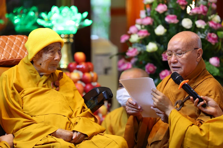 Trưởng lão Hòa thượng Thích Nhật Quang dâng lời tác bạch khánh tuế Tôn sư - Thiền sư Thích Thanh Từ
