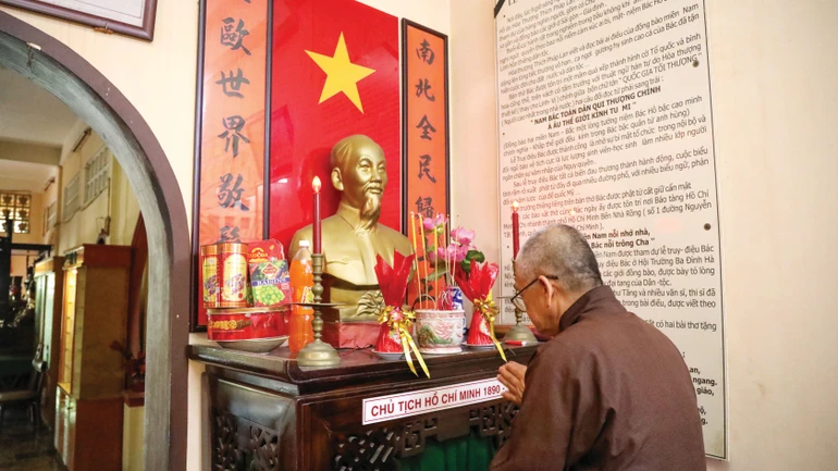 Bàn thờ Chủ tịch Hồ Chí Minh tại chùa Khánh Hưng được duy trì cho tới hiện nay - Ảnh: Võ Tấn
