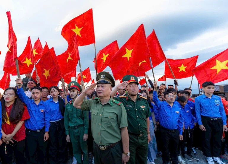 Trang nghiêm Lễ chào cờ trên non thiêng Yên Tử