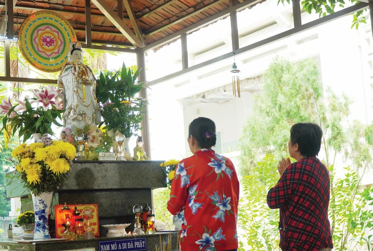 Tận cùng của nỗi lo lắng trong tình thương, có những người mẹ tìm đến trước Thánh tượng Đức Bồ-tát Quán Thế Âm để cầu nguyện cho con mình tai qua nạn khỏi - Ảnh: Như Danh (ảnh chụp ở Bệnh viện Tim TP.HCM)