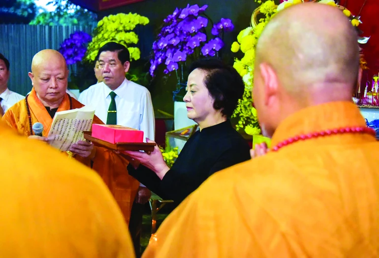 Phó Thủ tướng Chính phủ Phạm Thị Thanh Trà kính cẩn cáo bạch trước anh linh các anh hùng liệt sĩ trong Lễ cầu nguyện tại Công viên Lê Thị Riêng