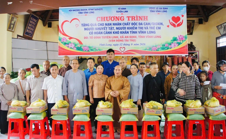 Đại đức Thích Trí Thuận, Trưởng ban Quản trị chùa Tuyên Linh trao quà đến các hộ có hoàn cảnh khó khăn tại xã An Định