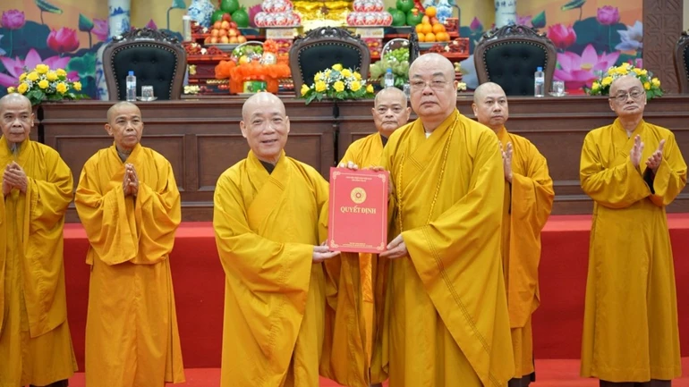 Trưởng lão Hòa thượng Thích Thanh Nhiễu trao quyết định chuẩn y nhân sự đến Hòa thượng Thích Bảo Nghiêm