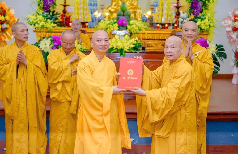 Trưởng lão Hòa thượng Thích Thiện Nhơn trao quyết định chuẩn y nhân sự đến Thượng tọa Thích Chiếu Tuệ