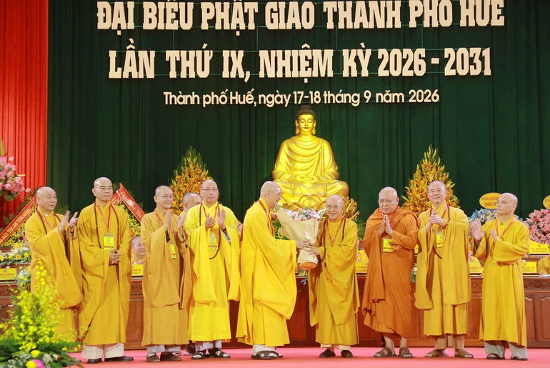 Trong niềm hoan hỷ, Hòa thượng Thích Huệ Phước tân Trưởng ban Trị sự GHPGVN TP.Huế tặng hoa tri ân đến Hòa thượng Thích Khế Chơn, nguyên Trưởng ban Trị sự nhiệm kỳ 2022-2026 