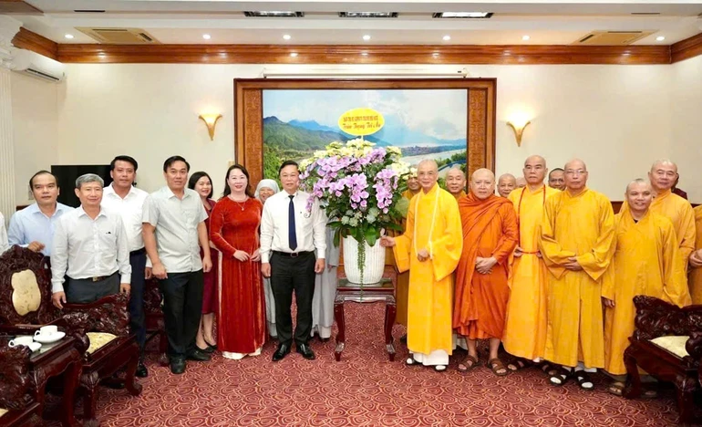 Tân Ban Trị sự GHPGVN TP.Huế tặng hoa tri ân lãnh đạo thành phố