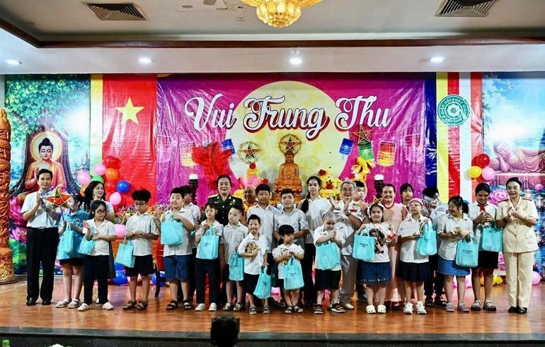 Trao quà đến các em thiếu nhi trong Đêm hội "Vui Trung thu"