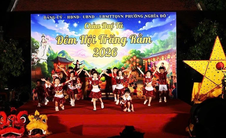 Các em thiếu nhi biểu diễn văn nghệ trong Đêm hội trăng rằm