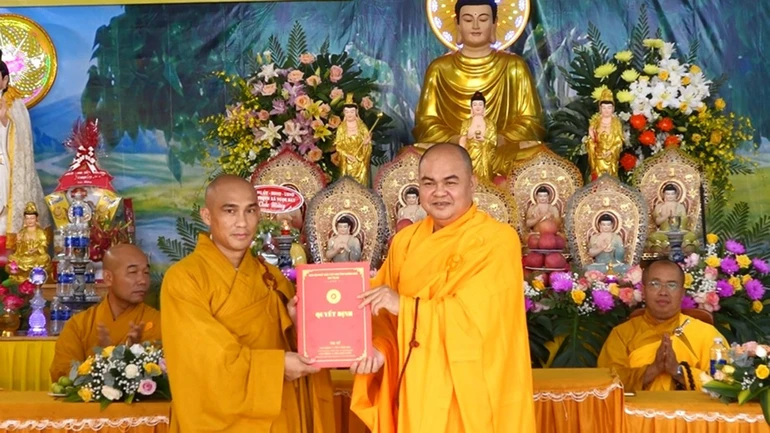 Thượng tọa Thích Nhuận Pháp trao quyết định thành lập chùa Bửu Quang đến Đại đức Thích Nhuận Văn