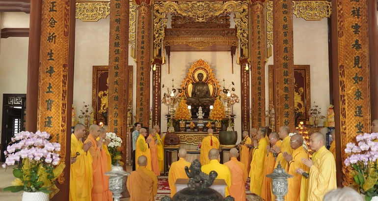 Khóa lễ cúng ngọ tại chánh điện tổ đình Từ Đàm nhân húy nhật lần thứ 25 của Trưởng lão Hòa thượng Thích Thiện Siêu