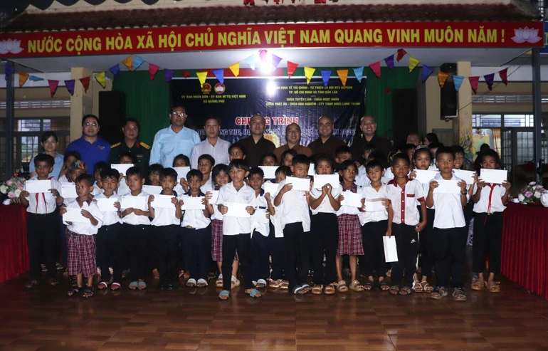 Tết Trung thu nơi buôn làng được tạo nên từ những món quà giản dị, những suất học bổng và sự hiện diện của những người cùng chung mong muốn mang thêm niềm vui đến trẻ em vùng còn nhiều khó khăn