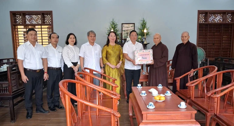 Chủ tịch UBND TP.Huế Lê Trí Thanh thăm Trưởng lão Hòa thượng Thích Giác Quang, Phó Pháp chủ Hội đồng Chứng minh GHPGVN tại chùa Bảo Lâm
