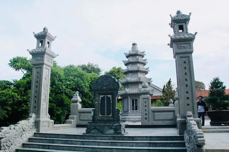 Bảo tháp Trưởng lão Hòa thượng Thích Huệ Ấn trong khuôn viên chùa Phổ Quang (Huế)