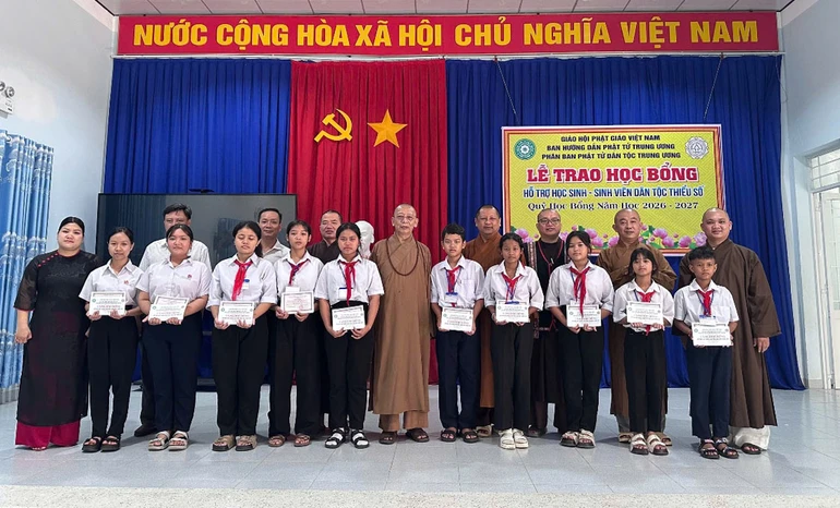 Trao học bổng đến các em học sinh Trường Phổ thông Dân tộc Nội trú THCS Khánh Vĩnh (tỉnh Khánh Hòa)