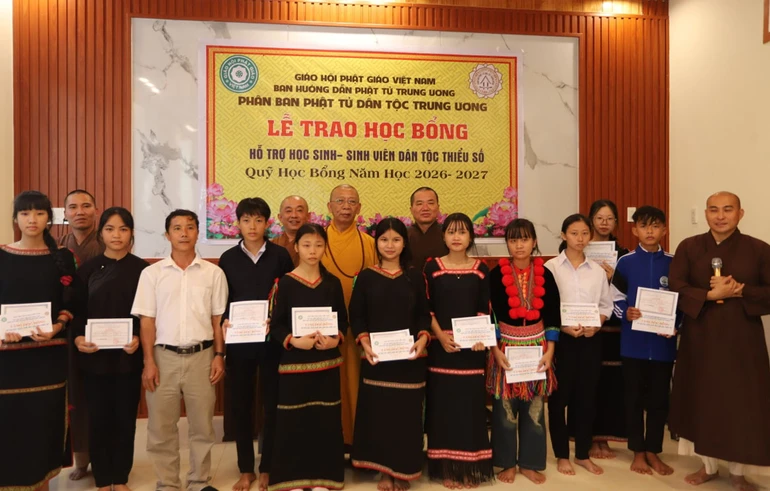 Phân ban Phật tử Dân tộc Trung ương trao 10 suất học bổng đến các em học sinh dân tộc thiểu số có hoàn cảnh khó khăn tại Đắk Lắk