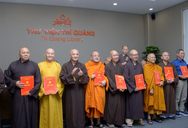 Hòa thượng Thích Huệ Thông trao quyết định đến tiểu ban - Ảnh: Bảo Toàn/BGN