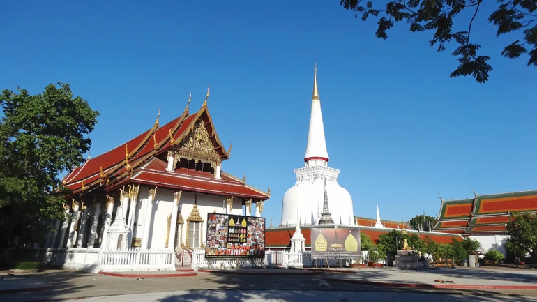 Wat Phra Mahathat Woramahawihan được xem như một “di sản sống” với những truyền thống tâm linh lâu đời còn được cộng đồng lưu giữ đến ngày nay