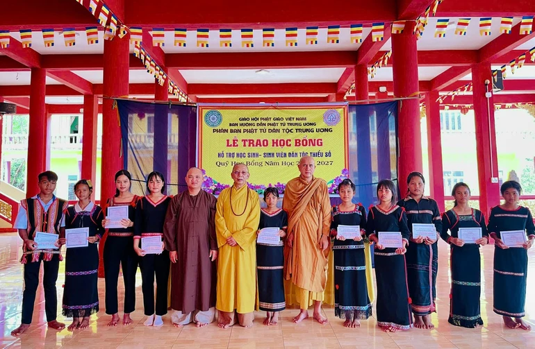 Phân ban Phật tử Dân tộc Trung ương trao học bổng đến các em có hoàn cảnh khó khăn tại tịnh xá Phú Cường (xã Chư Sê, Gia Lai)