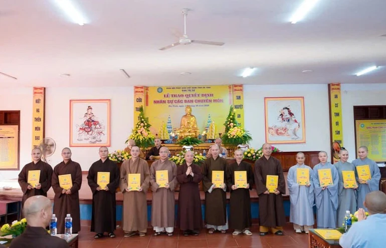 Thượng tọa Thích Chiếu Tuệ trao quyết định chuẩn y nhân sự đến thành viên các ban chuyên môn trực thuộc, nhiệm kỳ 2026-2031