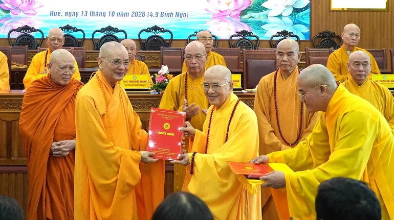 Hòa thượng Thích Khế Chơn, Phó Chủ tịch Hội đồng Tri sự trao quyết định chuẩn y nhân sự đến Hòa thượng Thích Huệ Phước 